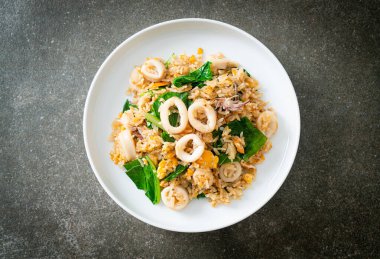 Kalamar ya da ahtapotlu pilav. Kalamar, yumurta ve lahana ile kızartılmış pilav.