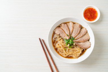 Ördek çorbalı ördek eriştesi. Asya usulü.