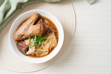 Kahverengi çorbalı ağır ateşte pişmiş ördek eriştesi. Asya usulü.