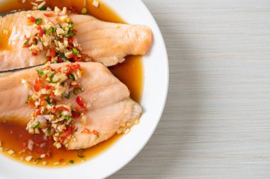 Yuzu Ponzu soslu haşlanmış alabalık veya somon balığı.