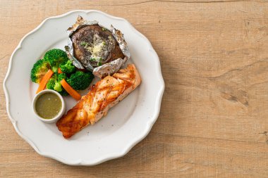 Fırında patates ve sebzeli ızgara somon bifteği.