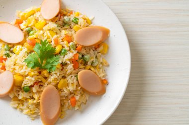 Sosisli pilav ve karışık sebze.