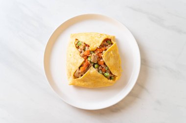 Yumurtalı dürüm ya da domuz kıymalı doldurulmuş yumurta, havuç, domates ve bezelye