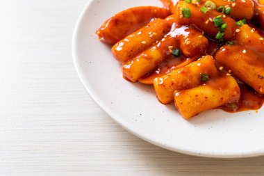 Baharatlı sosisli Kore pirinç keki çubuğu (Tteokbokki) - Kore yemeği tarzı