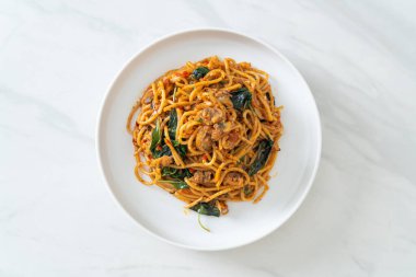 Kızarmış spagettiyi midye ve biber ezmesiyle karıştır - Füzyon yemek stili