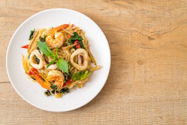 Baharatlı erişteyi deniz yemeğiyle karıştır (Pad Cha Talay) - Tayland yemeği tarzı