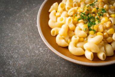 Tabakta krem peynirli makarna.