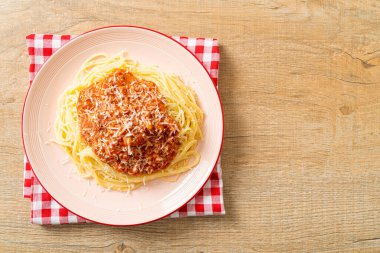 Parmesan peynirli domuz bolonez spagettisi - İtalyan yemeği tarzı.