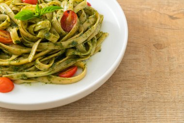 pesto soslu ve domatesli makarna vejetaryen ve vejetaryen yemek tarzı.
