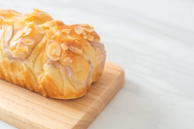 Tahtada nefis taro ekmeği.