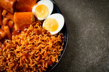 Kore usulü hazır erişte, pirinç keki, balık köftesi ve haşlanmış yumurta, Rabokki, Kore usulü.