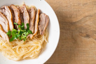 Beyaz kasede kurutulmuş ördek eriştesi. Asya usulü.