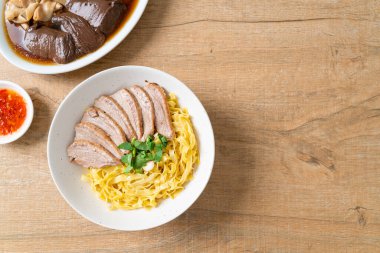 Beyaz kasede kurutulmuş ördek eriştesi. Asya usulü.