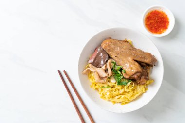 Yumurtalı erişte, kurutulmuş ördekle servis edilir. Asya usulü.