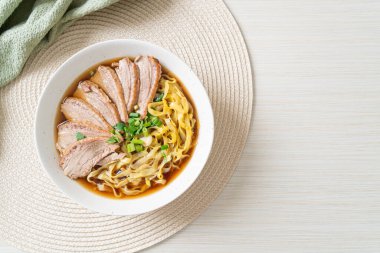 Kahverengi çorbada pişmiş ördekli yumurta eriştesi. Asya usulü.