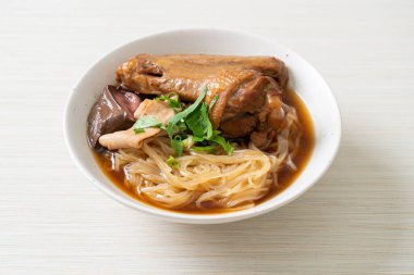 Kahverengi çorbalı ağır ateşte pişmiş ördek eriştesi. Asya usulü.