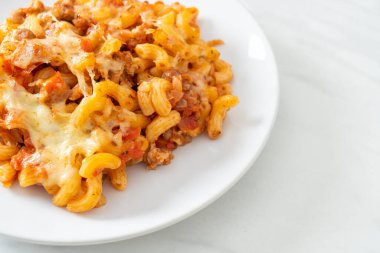 İtalyan usulü peynirli ev yapımı fırında makarna.