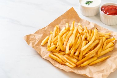 Patates kızartması ya da ekşi krema ve ketçaplı patates cipsi.