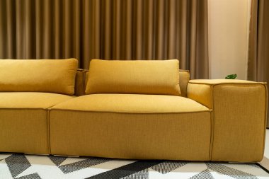 Oturma odasında boş altın hardal kanepesi