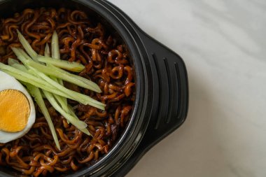 Kore fasulye soslu Anında Erişte salatalık ve haşlanmış yumurta (Jajangmyeon veya Jjajangmyeon) - Kore yemek tarzı