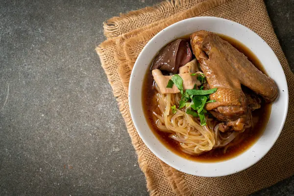 Kahverengi çorbalı ağır ateşte pişmiş ördek eriştesi. Asya usulü.