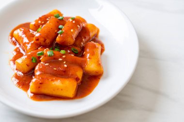 Baharatlı soslu Kore pirinç keki çubuğu (Tteokbokki) - Kore yemeği tarzı