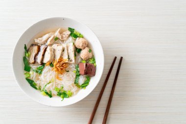 Vietnam Pirinç Erişte Çorbası ve Vietnam Sosisi sebze ve çıtır soğan sundu. Asya usulü.