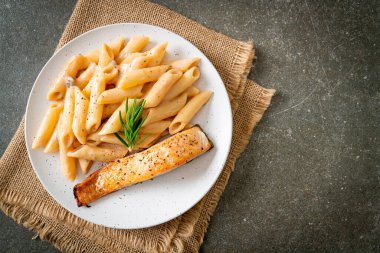 Makarna soslu ızgara somon filetosu.