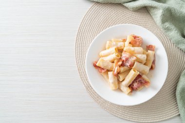 Beyaz soslu ve pastırmalı ev yapımı spagetti rigatoni makarna. İtalyan usulü.
