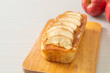 Elmalı ekmek tahtada parçalanmış kek.