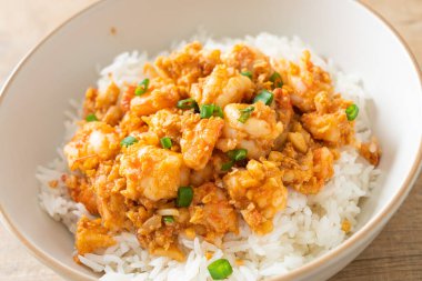 Sarımsaklı karides ve karides lapası.