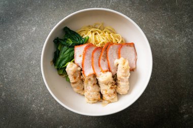 Barbekü Kırmızı Domuz eti ve Asya usulü Çorbalı Wonton Eriştesi.