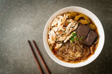 Kahverengi Çorba Kasesinde haşlanmış Tavuk Eriştesi - Asya usulü