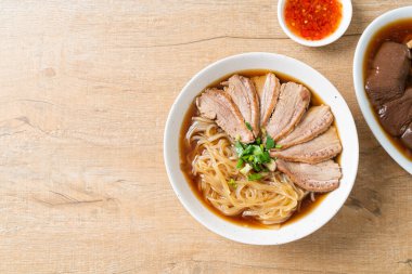 Ördek çorbalı ördek eriştesi. Asya usulü.