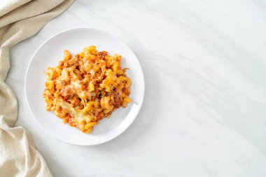 İtalyan usulü peynirli ev yapımı fırında makarna.