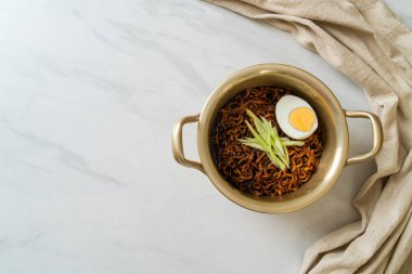 Kore fasulye soslu Anında Erişte salatalık ve haşlanmış yumurta (Jajangmyeon veya Jjajangmyeon) - Kore yemek tarzı