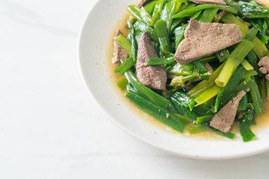 Domuz ciğeri ile karıştırılmış soğan kökü - Asya usulü.