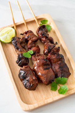 Izgara tavuk ciğeri, sebzeli ve baharatlı.