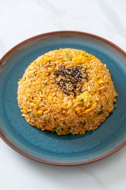 Kore usulü yumurta ile kızartılmış pirinç. Asya usulü.