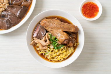 Kahverengi çorbada haşlanmış ördek ve haşlanmış yumurtalı şehriye Asya yemeği.