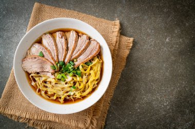 Kahverengi çorbada pişmiş ördekli yumurta eriştesi. Asya usulü.