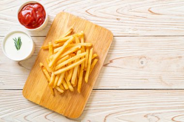 Patates kızartması ya da ekşi krema ve ketçaplı patates cipsi.