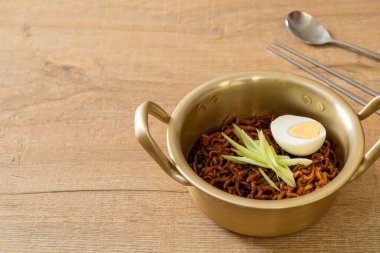 Kore fasulye soslu Anında Erişte salatalık ve haşlanmış yumurta (Jajangmyeon veya Jjajangmyeon) - Kore yemek tarzı