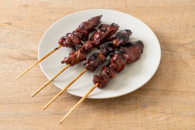 Izakaya usulü ızgara tavuk ciğeri şiş yakitori. Asya usulü.