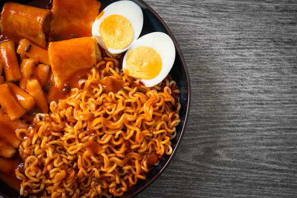 Kore usulü hazır erişte, pirinç keki, balık köftesi ve haşlanmış yumurta, Rabokki, Kore usulü.