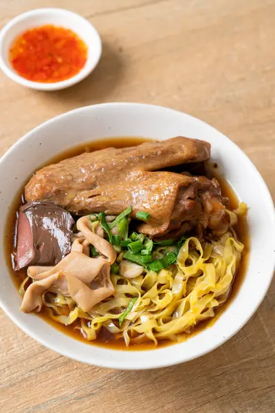 Kahverengi çorbada haşlanmış ördek ve haşlanmış yumurtalı şehriye Asya yemeği.