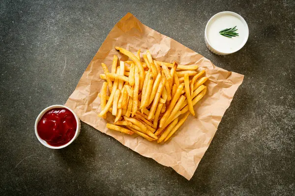 Patates kızartması ya da ekşi krema ve ketçaplı patates cipsi.