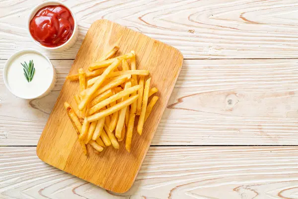 Patates kızartması ya da ekşi krema ve ketçaplı patates cipsi.