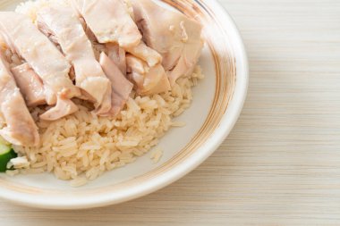 Tavuklu pilav ya da tavuk çorbası ile buğulanmış pirinç - Asya yemeği tarzı.