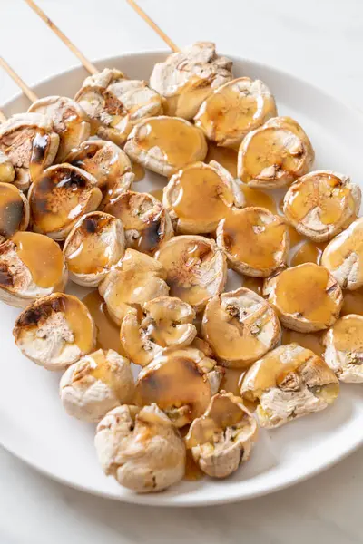 Izgarada dilimlenmiş muz ve karamel sosu.